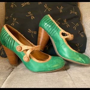 Mix Mooz heals. Green and tan. 6.5